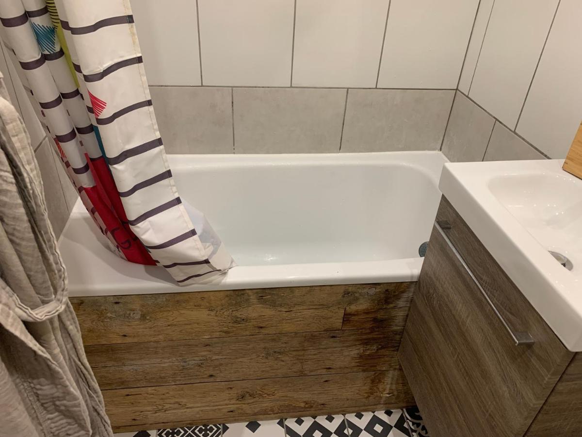 Chambre Avec Salle De Bain Et Cuisine Privee Centre Ville Historique Avec Climatisation Et Patio Bordeaux Luaran gambar
